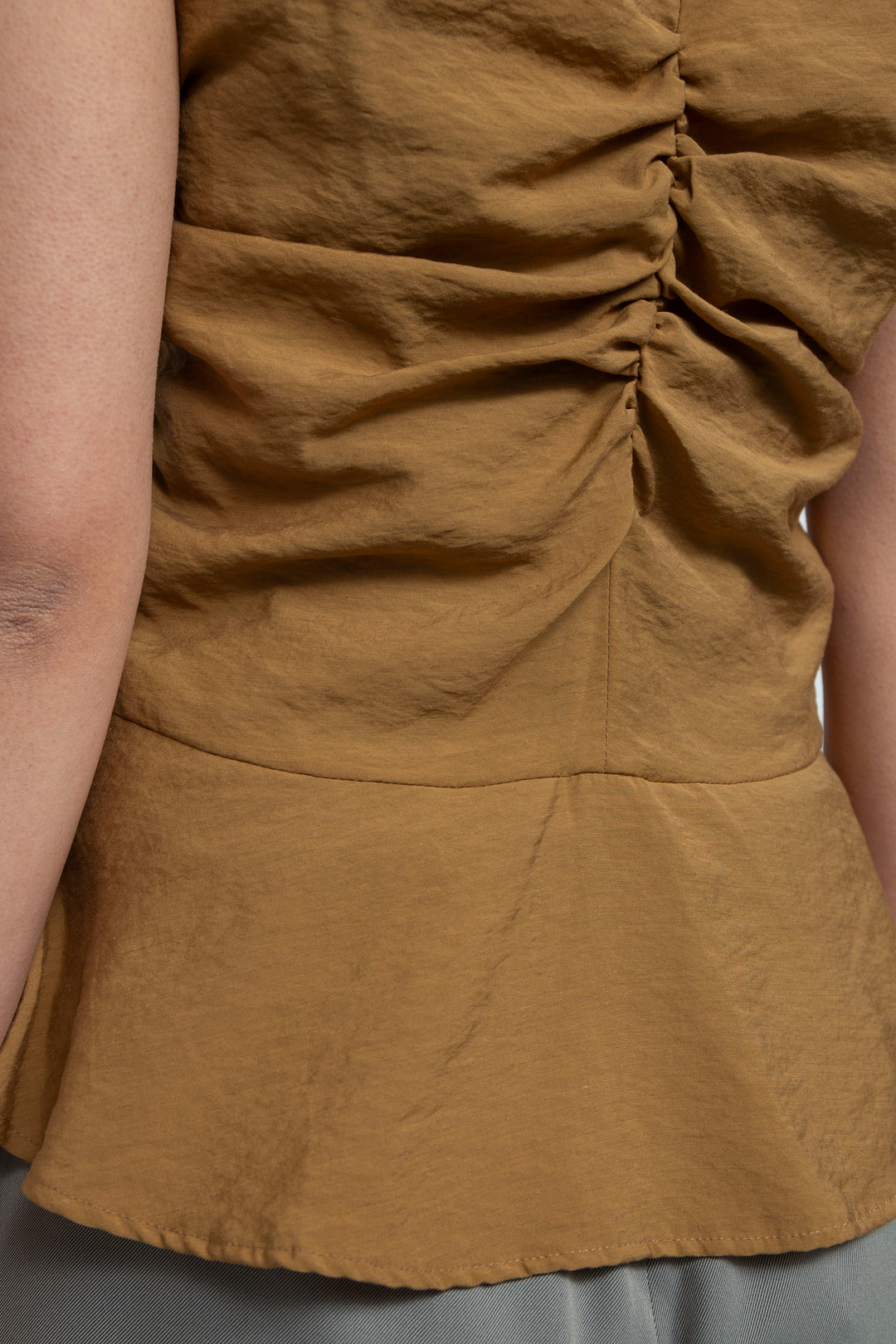 Front gather peplum hem top moca