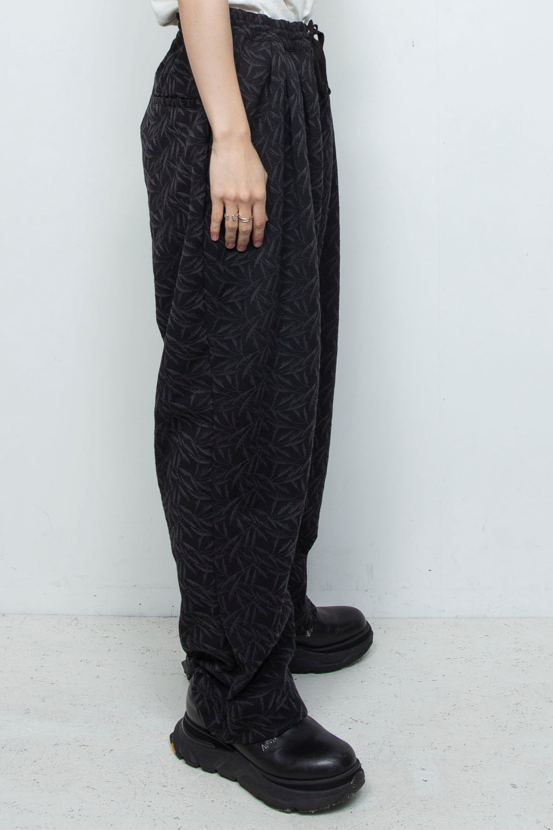 フルエンブロイダリージャージーイージーパンツ BLACK