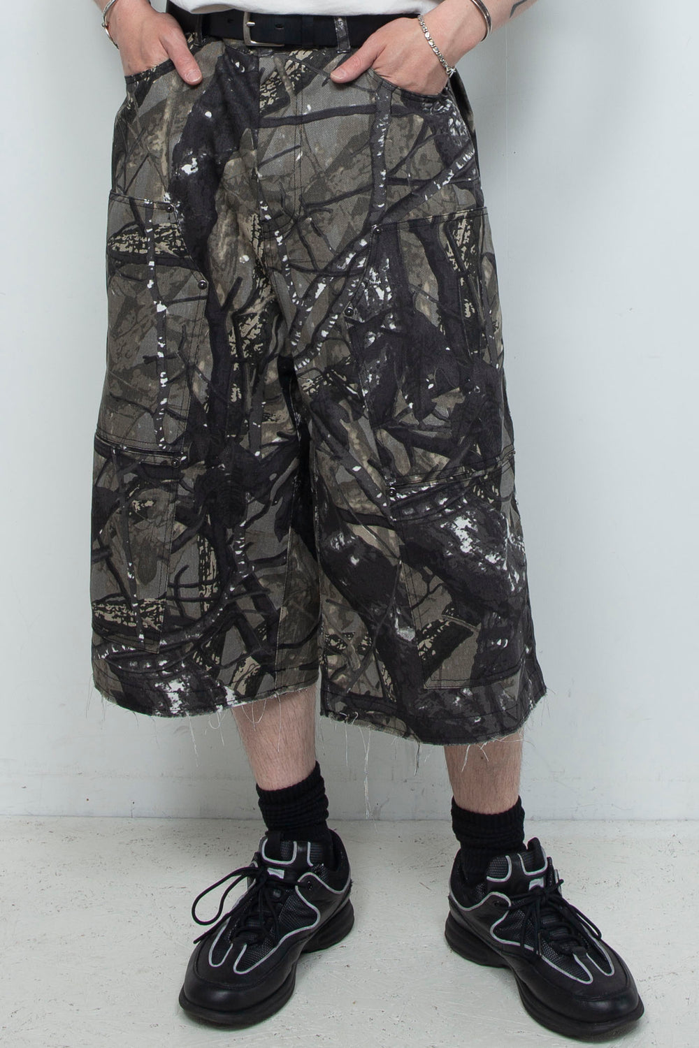 Camouflage Twill 9-Pocket Knee-Length Shorts BLACK
