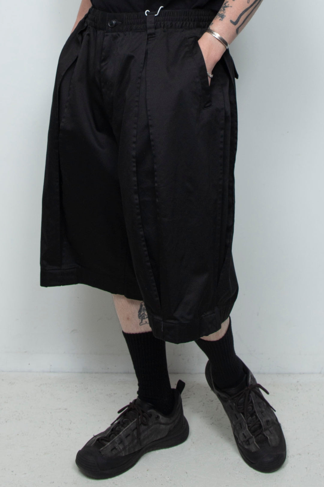 Box Pleats Half Pants Black