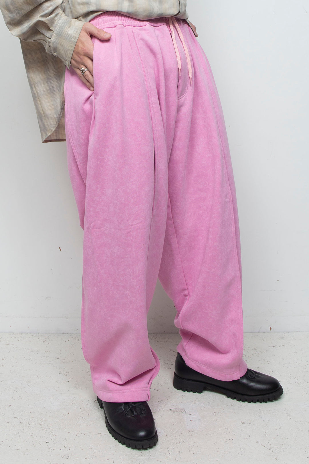 Batik-Dyed Layered Tuck Crescent Sweatpants PINK