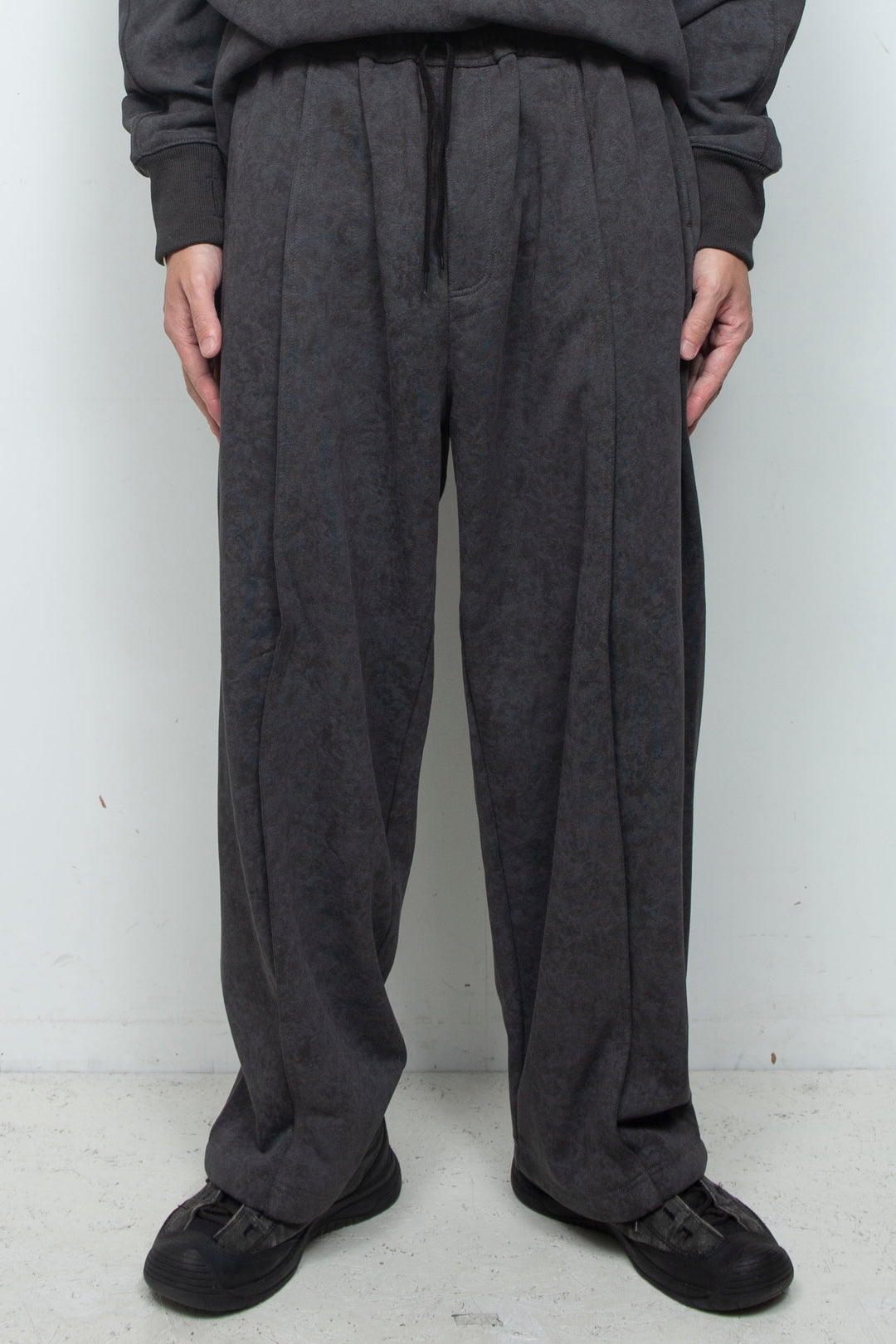 Batik-Dyed Layered Tuck Crescent Sweatpants CHARCOAL
