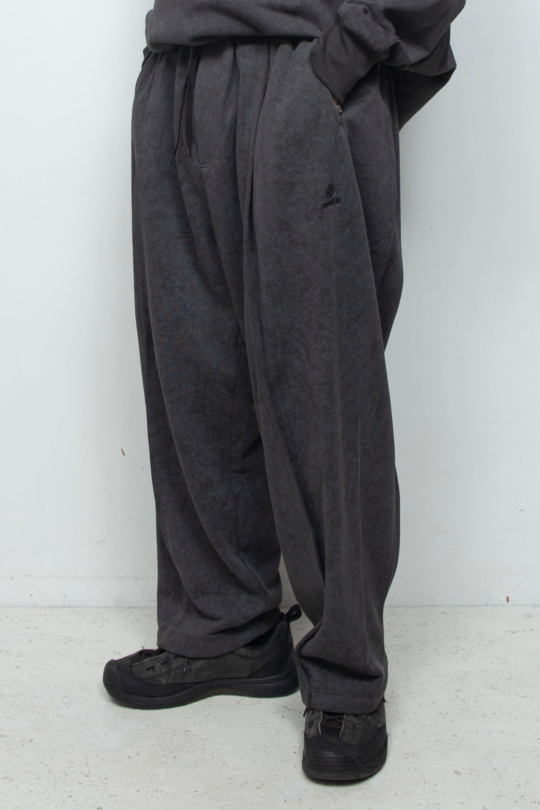 Batik-Dyed Layered Tuck Crescent Sweatpants CHARCOAL