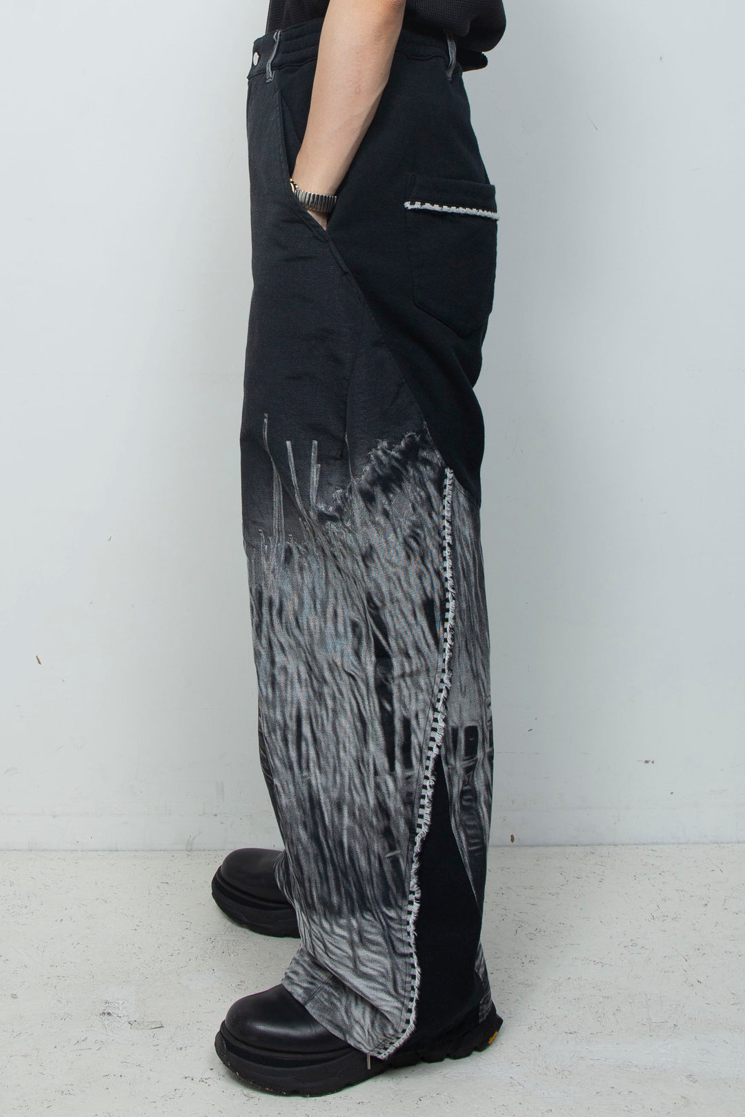 LB26AW-PT10-JQD BLACK and WHITE