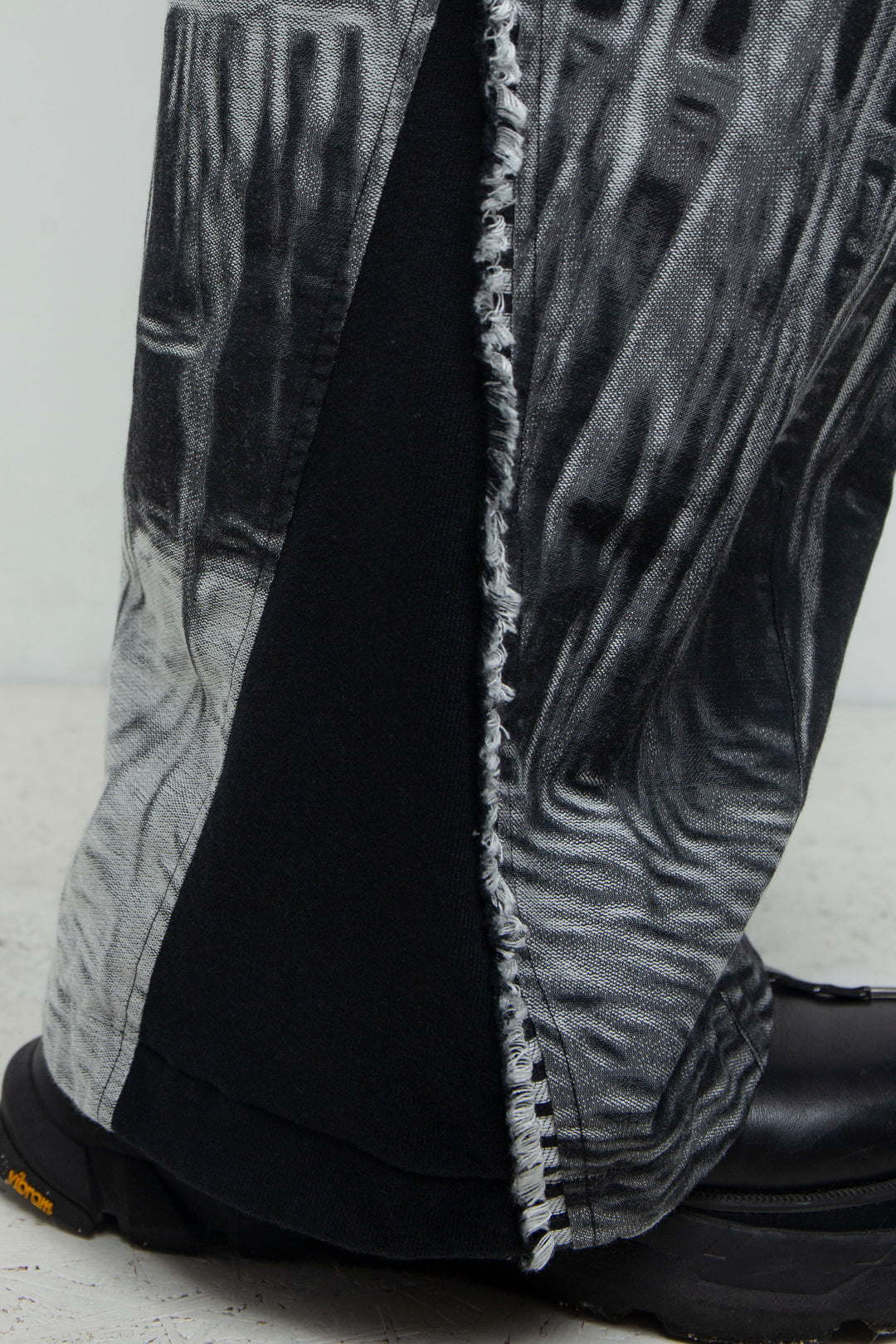 LB26AW-PT10-JQD BLACK and WHITE