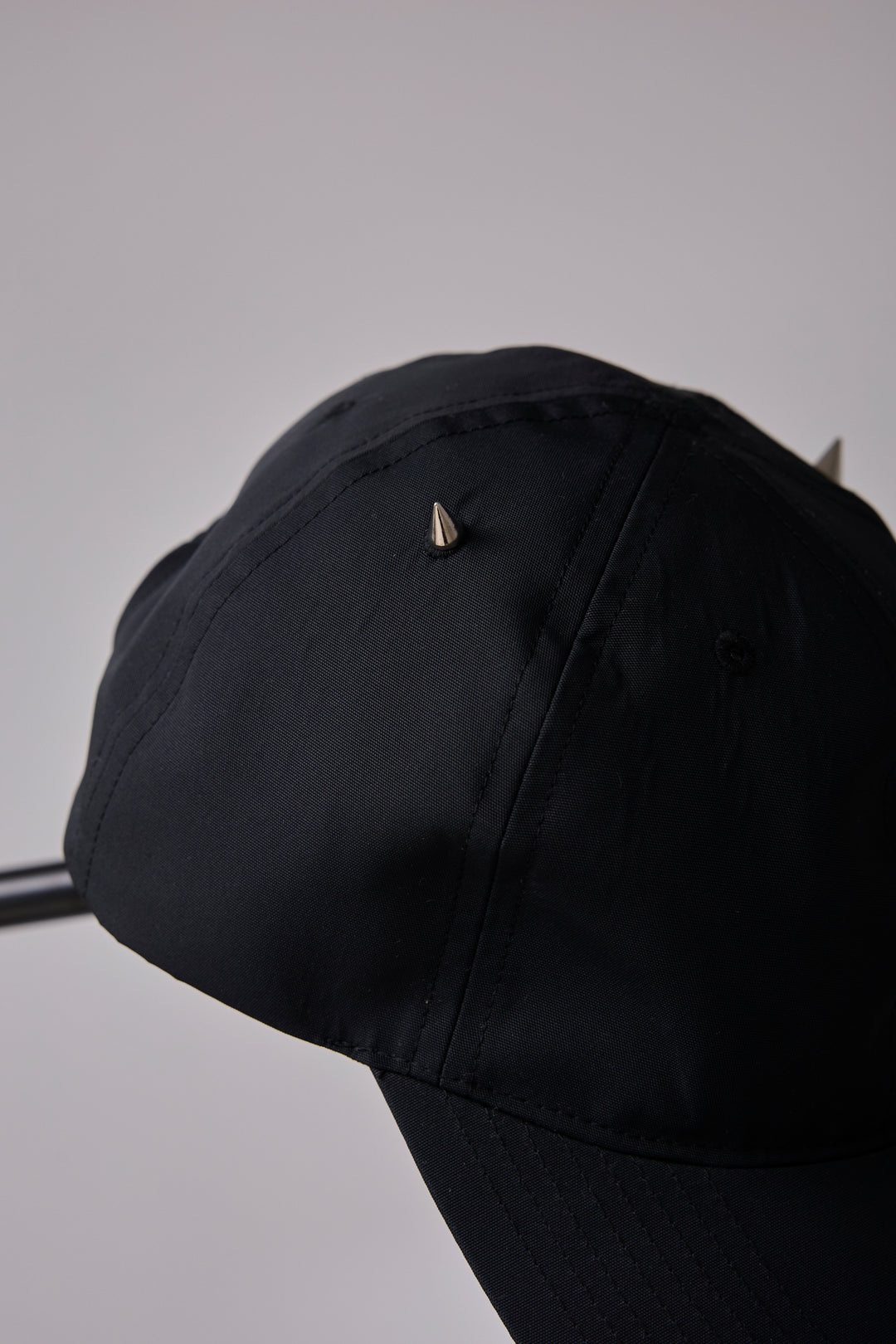 METAL-LIKE SHAPE MEMORY CAP BLACK