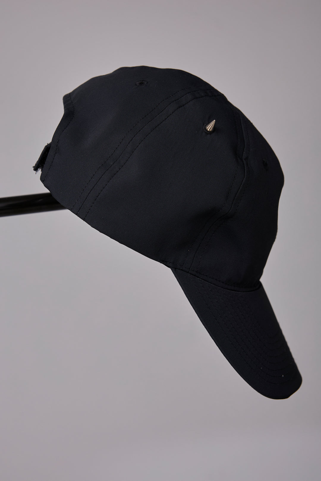 METAL-LIKE SHAPE MEMORY CAP BLACK