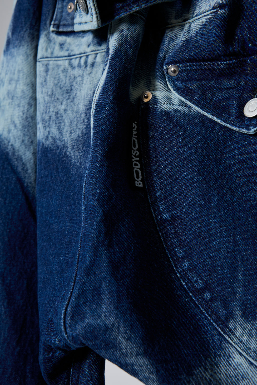 3D CUT DENIM IRREGULAR BLEACH
