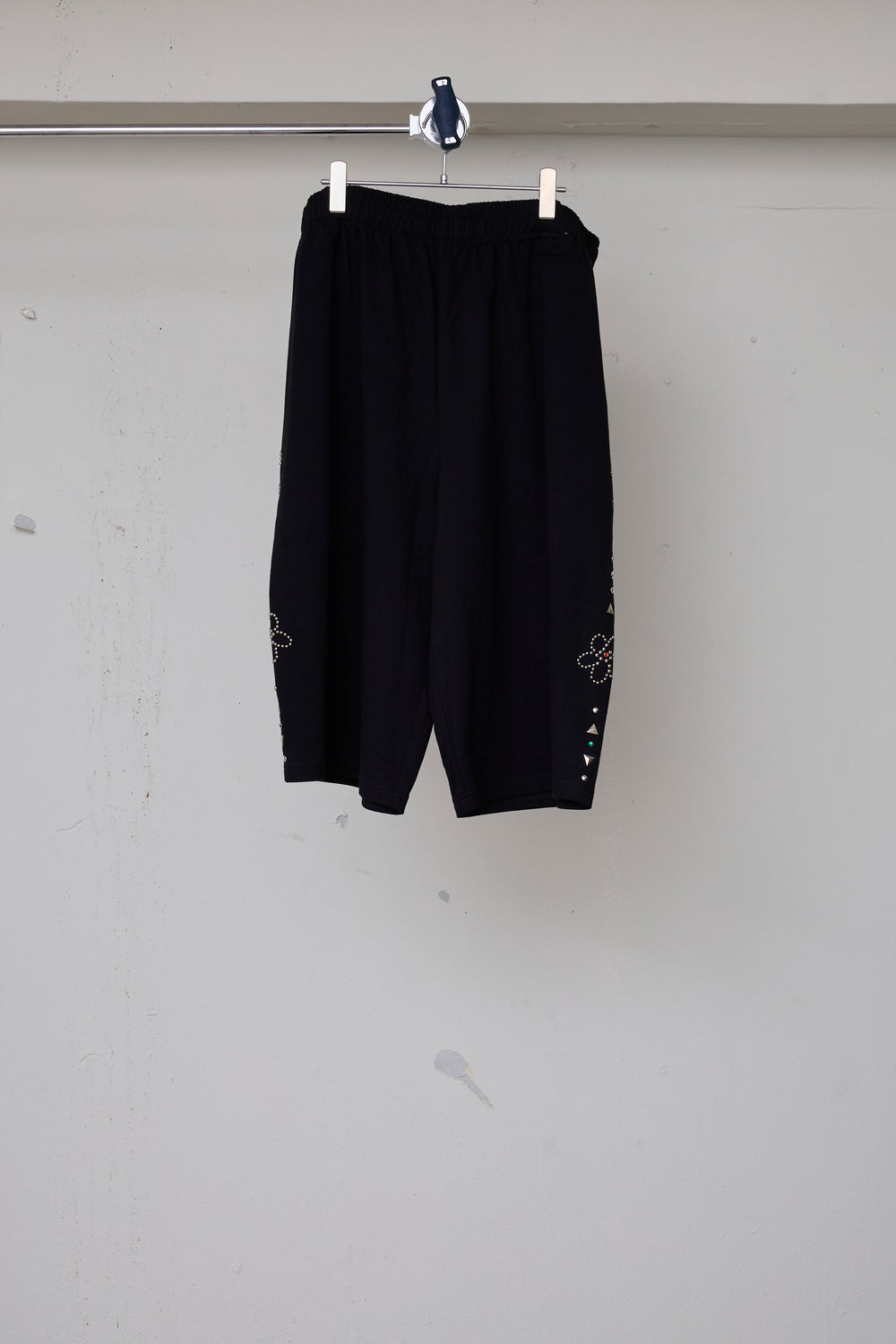 先行予約 EMBELLISHED FLORAL JOGGER SHORTS