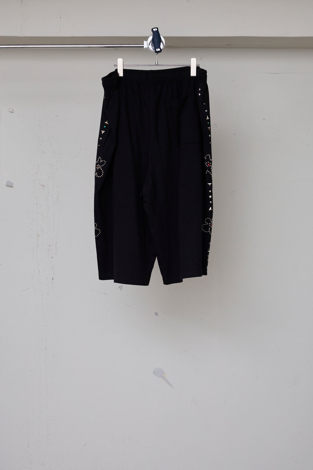 先行予約 EMBELLISHED FLORAL JOGGER SHORTS