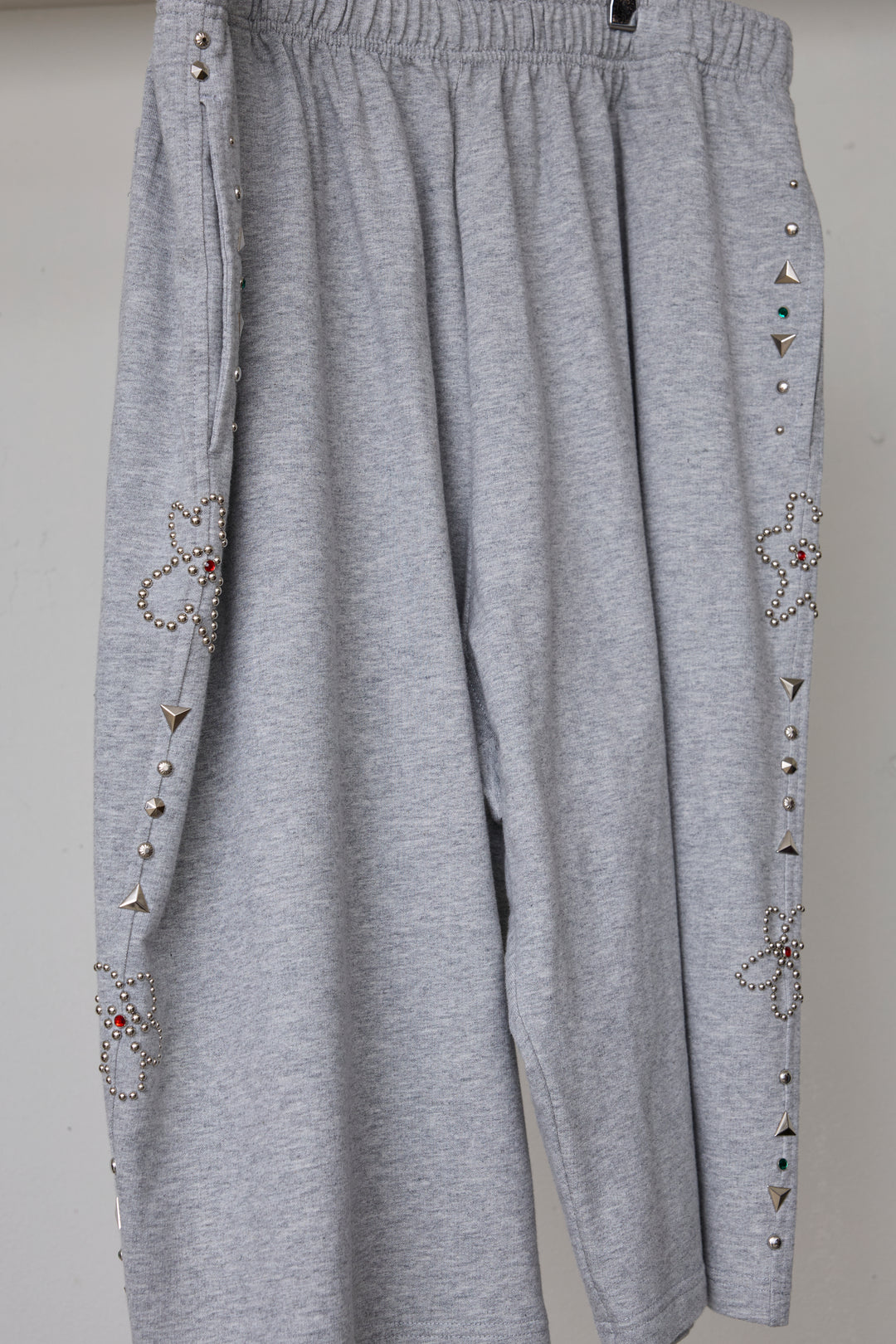 先行予約 EMBELLISHED FLORAL JOGGER SHORTS