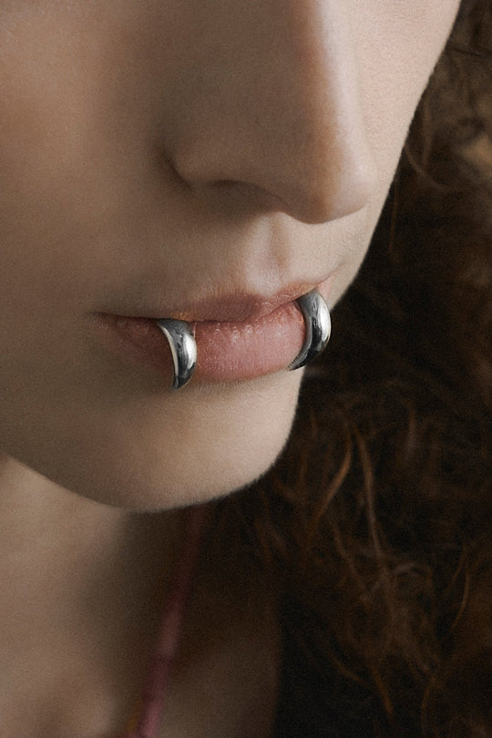 Lip ring：Fangs / Silver